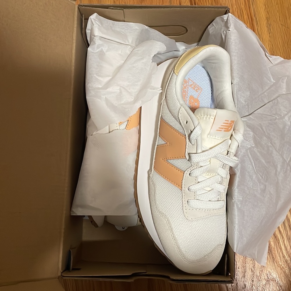 New Balance Women's 237 Retro Runner Sneakers Angora & Peach Color BRAND NEW - Picture 3 of 4
